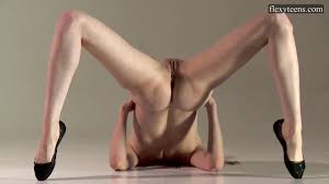 体の柔らかいスレンダー美女が全裸を披露