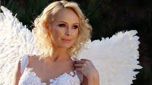 Ő pedig nem is foglalkozik azzal az évszámmal. Kollo Babett Az Ikertestverevel Unnepel Nlc