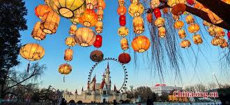 Beijing theme park gears up for Spring Festival with lanterns, heritage arts
