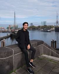 Bagi kamu yang ngefans sama teuku rassya, disini kalian bisa baca biografi, biodata atau profil rassya, termasuk data keluarga, perjalanan karir, zodiak, foto terbaru 2014, nama pacar, tanggal lahir atau hari ulang tahun, halaman profil facebook, instagram dan akun twitter resmi milik rasya. Teuku Rassya Biodata Profil Fakta Agama Pacar Umur Karir