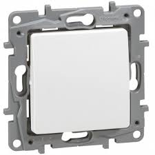 Le permutateur legrand dispose du système vario de la marque afin de vous permettre de corriger les défauts. Permutateur Legrand Niloe 10ax 250v Blanc Ref 664704
