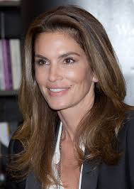 Bu yıl 52 yaşına basan cindy crawford hâlâ güzelliğinden hiçbir şey kaybetmedi ama artık moda dünyasındaki tahtını iki i̇ki genç de hem alımlılar hem de son derece çalışkan ve başarılılar. Cindy Crawford Wikipedia