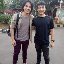 Butuh ide gaya rambut pendek pria untuk potong rambut? 10 Potret Jefri Nichol Dengan Gaya Rambut Belah Tengah Makin Cool