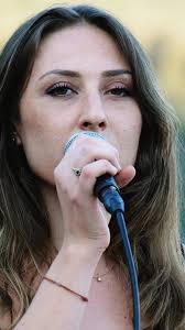 🌳L’ANDAGHJINA DI L’ARTISTI🌳, 📆Le 5 août aux bains de Baracci, Dans sa  volonté de tisser des liens et de valoriser les talents insulaires  émergents, le festival accueille chaque année les élèves de ...