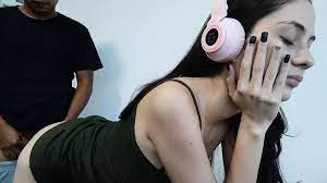 Kakak tiri marah karena mencoba menidurinya, tapi kemudian dia memberiku  pantatnya sendiri | xHamster