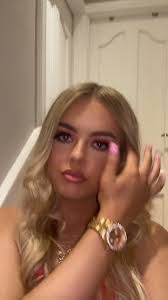 Robyn Kearns's Instagram, Twitter & Facebook