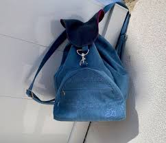 Sac à main en jean avec petit sac type bandoulière personnalisé avec fermeture éclair rouge. Sac A Dos En Jean