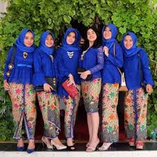 Mama kemudian memakai bh dan cdnya.lalu ia membuka kantong plastik itu.ternyata irfan memberinya tanktop coklat dan blouse muslim warna coklat yang cantik. 80 Foto Model Kebaya Modern Warna Biru Elektrik Kekinian
