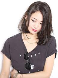 前髪なしで行く 丸顔に合う ミディアムパーマの黒髪ヘアカタログの画像 美人部 ヘアカラーダーク ロブヘアスタイル ミディアム パーマ