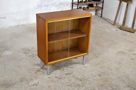 Petit Meuble Bas Retro Des Annees 60 Ouvrant Par 2 Portes Vitrees Coulissantes Et Possedant 1 Etagere Interieure El Vitrine Vintage Meuble Bas Petit Meuble