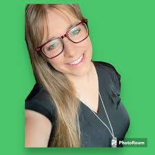 Dena Thomas's Instagram, Twitter & Facebook