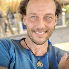 Hello members, Can anyone recommend an optometrist? I am having trouble  reading fine print and need to hold my phone at arm's length to read. I  have never had issues before, but