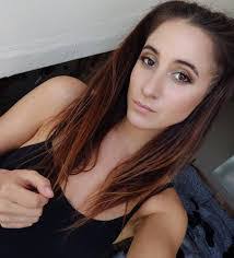 Sarah De's Instagram, Twitter & Facebook