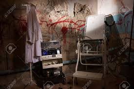 Watch, get inspired, make a horror short and share with us!!! Elektrisches Schockgerat In Der Nahe Von Medizinischen Kleid Hangen An Der Kleiderbugel Und Beangstigenden Stuhl Mit Blut Gebeizt Wand Fur Konzept Uber Folter Oder Scary Halloween Thema Lizenzfreie Fotos Bilder Und Stock