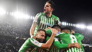 Casemiro (real madrid) is shown the yellow card for a bad foul. Real Betis Real Madrid 2 1 Sevilla Sturzt Die Koniglichen Kicker