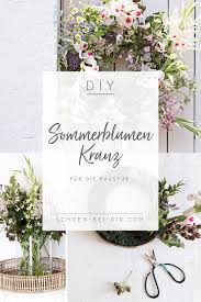 Wir Holen Die Blumenkranze Wieder Nach Hause Und Dekorieren Sie Als Bluhendes Highlight Fur Die Hausture Dabei Ist Der Diy Somm Sommerblumen Blumen Dekorieren