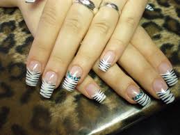 Das nagelbett ist in einem naturton gehalten, während die helle nagelspitze weiß betont wird. Nicole Planet Nails Pimp Nails Seite 18