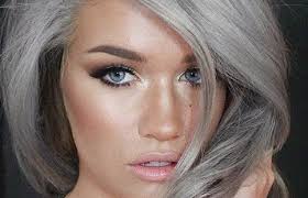 Come avere capelli bianchi o grigi luminosi e brillanti. Capelli Grigio Acciaio O Sale E Pepe Le Ultime Tendenze Per Dire Addio Alla Tinta