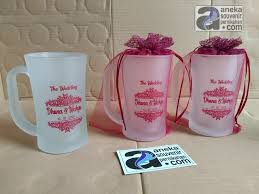 Ratu souvenir menyediakan aneka souvenir pernikahan dengan harga murah dan unik. Souvenir Gelas Murah Gelas Murah Aneka Souvenir Pernikahan Gelas Souvenir Pernikahan Gelas