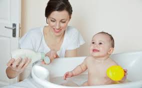 The safety 1st swivel bath seat allows your baby to sit in the bath with extra support while leaving your hands free to bathe your baby. How To Choose A Baby Bath Seat