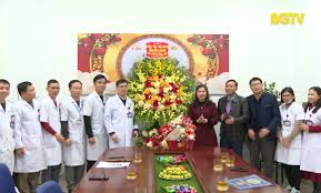 Các đồng chí lãnh đạo tỉnh tặng quà nhân dịp Tết Nguyên đán Giáp Thìn 2024 