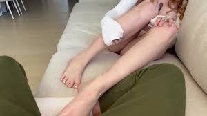 Rosie Rider Da Un Footjob | PimpBunny