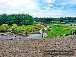 Pantai wisata tetap dipadati wisatawan di hari libur yang bertepatan dengan hari pancasila ini, senin (1/5). Pantai Laguna Lembupurwo Kebumen Desyayuningsih