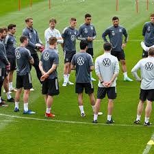 „du hörst vor dem anpfiff die philipp lahm mit dem pokal als kapitän der nationalmannschaft nach dem gewinn der. Ytt2r1s3 5w5sm