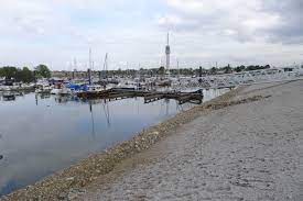 According to local media, the body was found by accident by the mayor of the town of maaseik after he smelled a strong odour while cycling near the area where the soldier's car had been found. Maasplassen Archive Bootssaison De