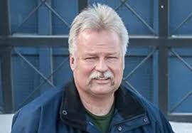 My side hustle is so successful I make $650k a year & quit my full-time job 