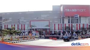 Transmart adalah sebuah perusahaan ritel di indonesia yang merupakan pemilik dari jaringan supermarket carrefour serta carrefour express. Lebih Modern Nyaman Lengkap Transmart Ngagel Hadir Di Surabaya