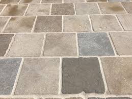 Pave Pierre Naturelle Vieilli Bayar Reedition De Pavage Couleurs Melangees Le Pave Pierre Naturelle Bayar Est Tre Revetement Sol Exterieur Sol Exterieur Sol