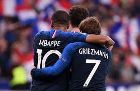 Antoine griezmann a tenu à mettre les choses au point avec ses deux compères d'attaque concernant l'exercice des pénalties. Si Tu Mets Benzema Griezmann Et Mbappe Dans Un Shaker Tu As Tout Goal Com