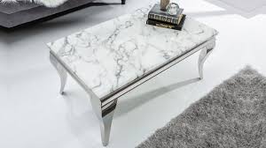 Une table basse de style baroque et rustique avec ses pieds à moulures et son revêtement en bois ancien avec ses aspérités apparentes. Table De Salon Baroque Design Rectangle Marbre Blanc Zita Gdegdesign