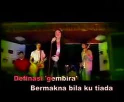 Kata hi hi ku katakan bye bye g dm a dm biar ku berdikari untuk hidup sendiri g dm a dm a jangan kau hampiri menagihkan simpati bm g mula ku kau kenali gunung sanggup didaki a d setelah hati dicuri telefon pun tak sudi em d ingatkah siapa yg membawa senyuman tika duka a bm benar kata dr. Hi Hi Bye Bye Ezlynn Irama Muzik Dan Lagu