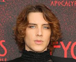 Cody Fern est probablement l'un des plus beaux hommes du monde en ce  moment. IMO à débattre. : r/VindictaRateCelebs