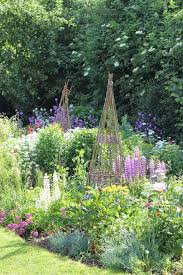 A border along the sides of a garden bed not only set it apart from other areas of your yard. Mycountryliving Via Pinterest Discover And Save Creative Ideas Cottage Garden Design Country Garden Decor Cottage Garden