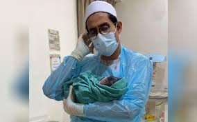 Biodata mieke amalia (sinetron dunia terbalik berperan sebagai ceu yoyoh) di sinetron dunia terbalik mieke amalia mendapatkan peran sebagai calo tkw, ibu tuti,istri sutisna dan juga. Don Daniyal Syukur Dapat Anak Tarikh Sama