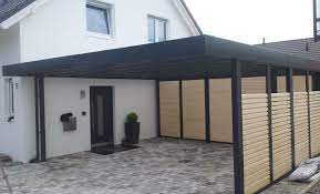 Doppelcarport Stahl Mit Abstellraum Und Sichtschutz Aus Transparenter Holzlattung Stahlcarport Hauswand Carport Modern