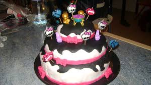 Gateau Vanille Chocolat Facon Wedding Cake Monster High Pour L Anniversaire De Ma Fille De Dix Ans Cake Food Desserts