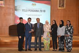 Perdana menteri terpilih setelah memenuhi beberapa syarat. Galeri Foto Album Majlis Penyerahan Felo Perdana 2018 Oleh Yab Perdana Menteri Di Jabatan Perdana Menteri Pada 17 Ogos 2018 Image Majlis Penyerahan Felo Perdana 2018 Oleh Yab Perdana