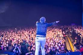 5 000 Fans In Masks Pack Into Barcelona Concert After Passing Same Day Coronavirus Test Daily Mail Online