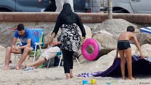 Maybe you would like to learn more about one of these? Polizeigewalt Am Strand Von Nizza Frau Muss Burkini Ausziehen Aktuell Europa Dw 24 08 2016