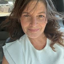 Dee Laird's Instagram, Twitter & Facebook