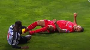 O jogador, no último terço do gramado, se deixou cair, inanimado, quando a sua equipe guardava a posse de bola do. Arrepiante Jogador Do Gil Vicente Desmaiou Apos Choque No Ar E Caiu Com Estrondo No Relvado Videos Jornal Record