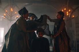 Jul 29, 2021 · the green knight himself is both a resurrected christ figure and an avatar of the natural world — an imposing, sometimes confounding embodiment of pagan and christian traditions. Filmkritik The Green Knight Lauterfilme De