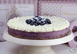 Enduisez un moule démoulable et recouvrez le fond mélangez le philadelphia nature light et la crème fraîche avec une pincée de sel jusqu'à obtenir une texture homogène. Cheesecake Myrtilles Citron Feerie Cake
