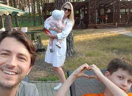 Телеведучий прокоментував поповнення в родині та зізнався, хто обирав ім'я новонародженій доньці. Sergij Pritula Pokazav Ridkisnij Kadr Z Ditmi Glamurchik Tochka Net
