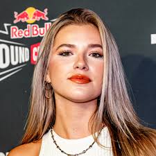 Influencer Jade Anna hekelt roepende kinderen voor haar huis: 'Laat je  borstvergroting zien!'