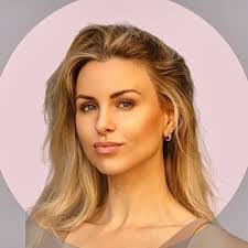 Julie Pinson's Instagram, Twitter & Facebook